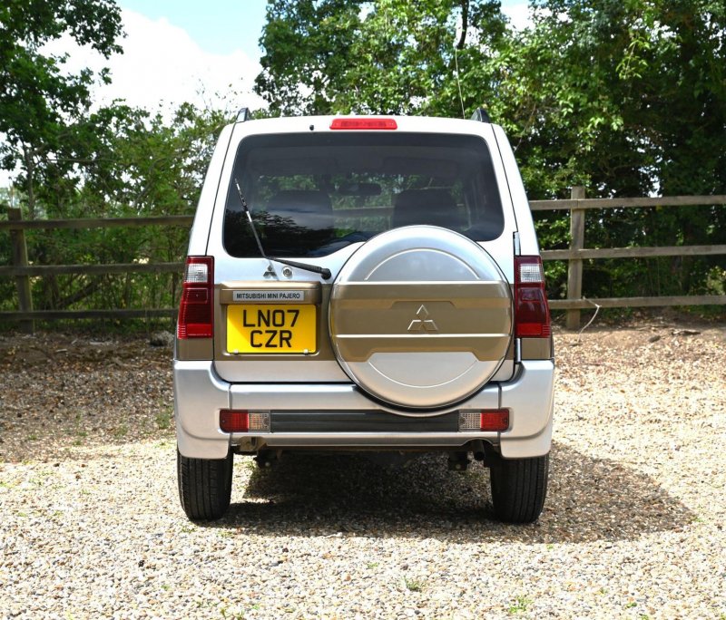MITSUBISHI PAJERO